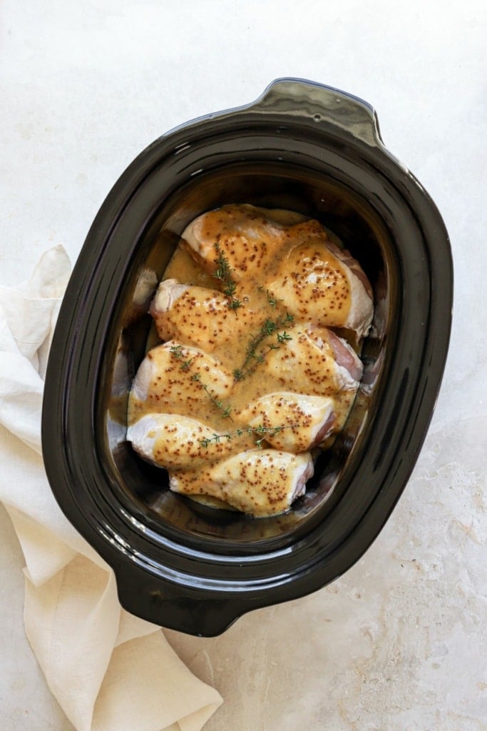 raw chicken drumsticks in a slow cooker